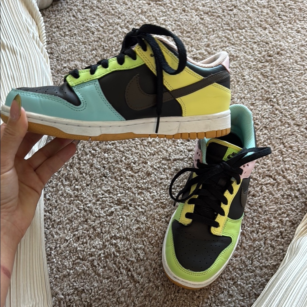 Nike Black and Green Sneakers Vibrant Design